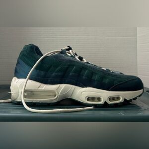 Nike Teal and White Sneakers Women’s Size 9 EUC Perfect for Eagles Fans !!